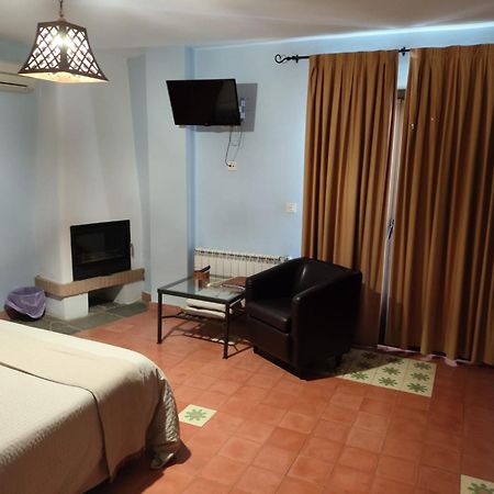 Hotel Rural La Posada De Las Cigueenas เฮเรส เด ลอส คาบาลเญรอส ภายนอก รูปภาพ