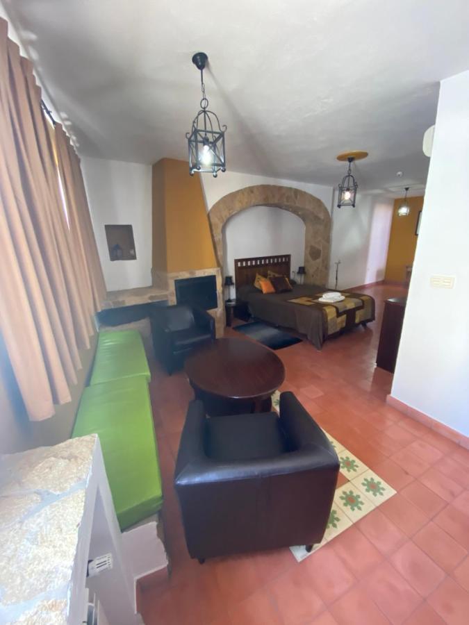 Hotel Rural La Posada De Las Cigueenas เฮเรส เด ลอส คาบาลเญรอส ภายนอก รูปภาพ